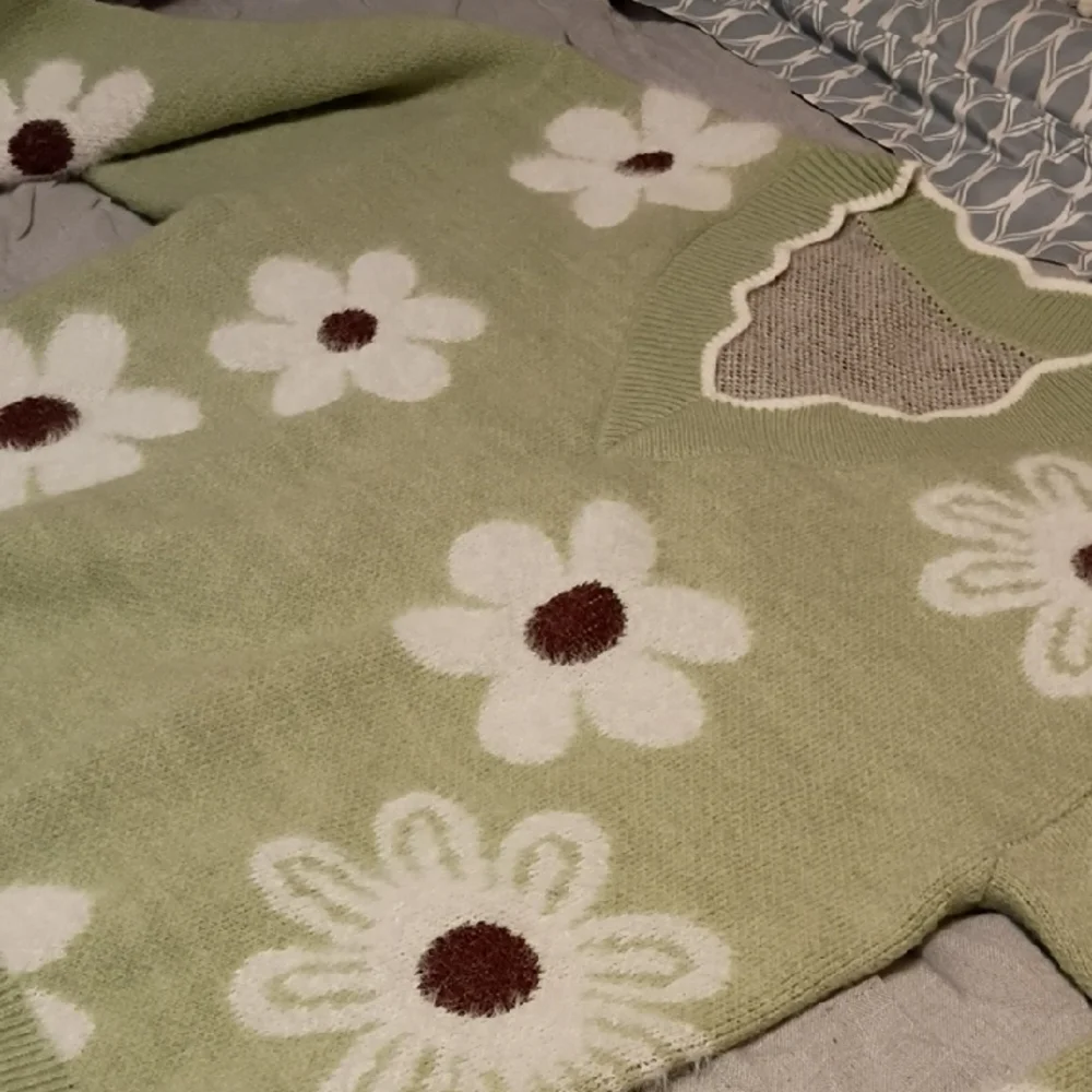 Daisy Pattern V-Neck Sweater - Light Green and White - Picture 4 of 6